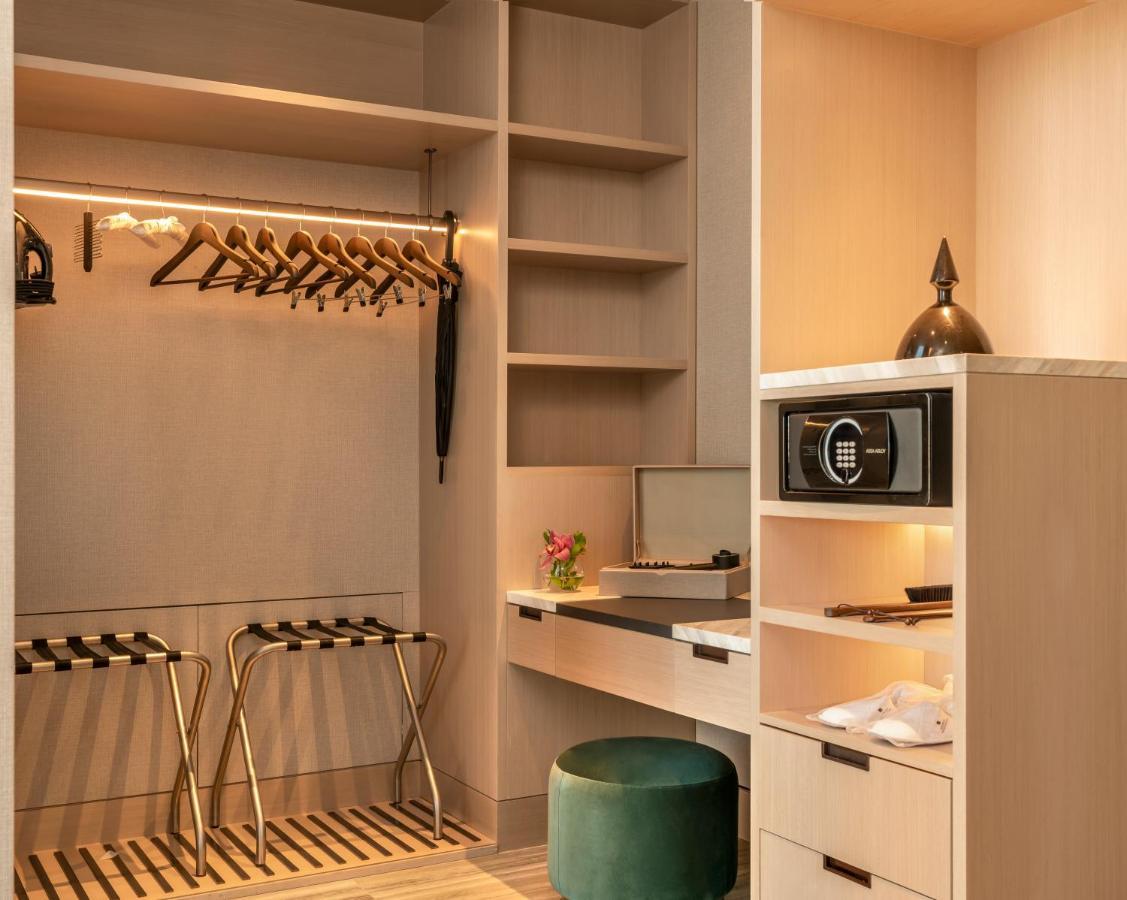 Address Istanbul Ξενοδοχείο Εξωτερικό φωτογραφία A safe in a hotel room