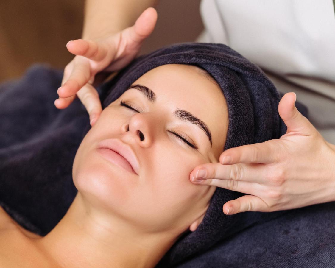 Address Istanbul Ξενοδοχείο Εξωτερικό φωτογραφία A woman receiving a facial massage