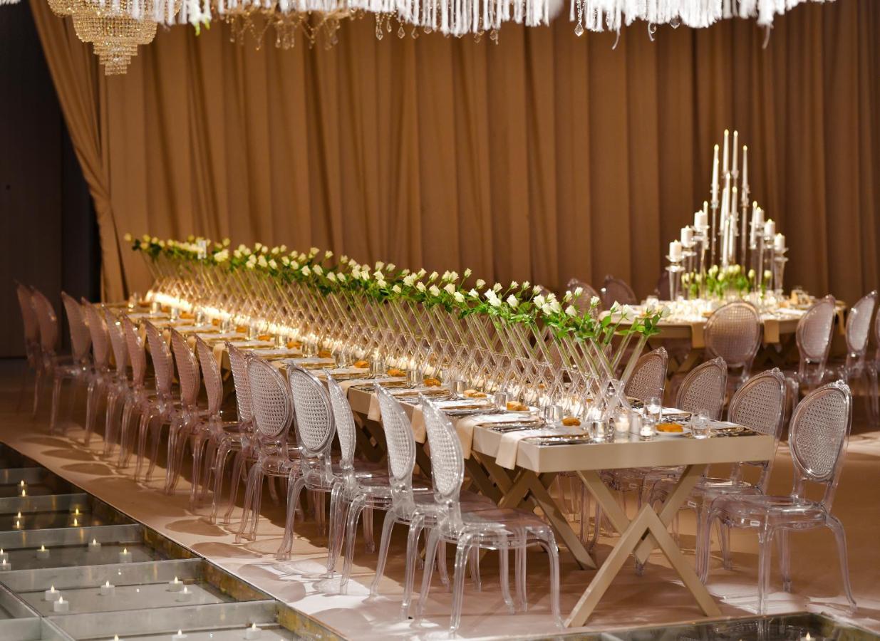 Address Istanbul Ξενοδοχείο Εξωτερικό φωτογραφία A long table with chairs